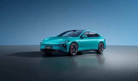 被动安全细节揭秘：车身钢材与电池包防护技术解析，规避安全隐患