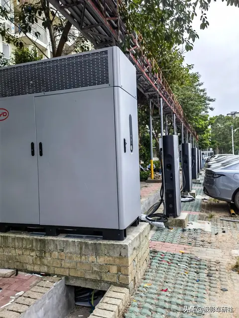 比亚迪二代兆瓦闪充桩大量修建，友商车主充电请先练好侧方停车！